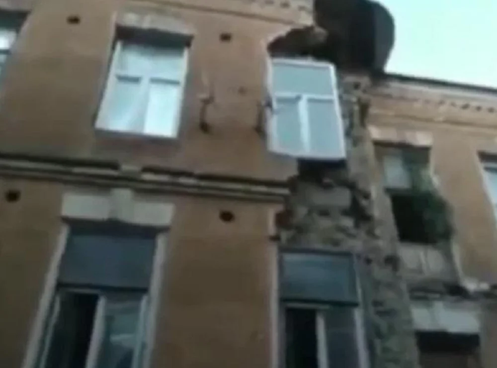 Дом частично обрушился в центре Ростова на Шаумяна днем 23 июля