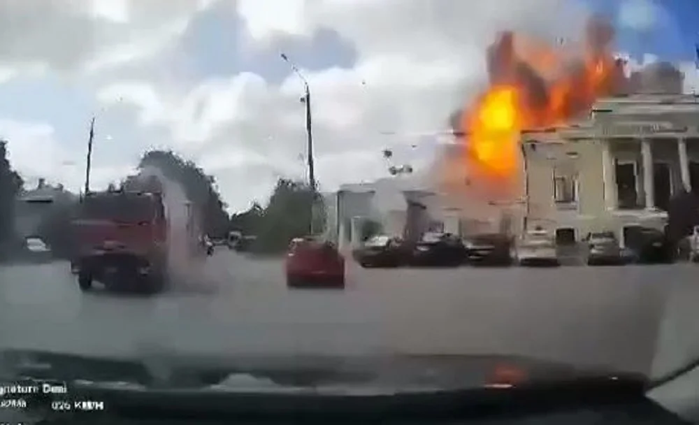В сеть слили видео с моментом падения ракеты ВСУ С-200 в центре Таганрога