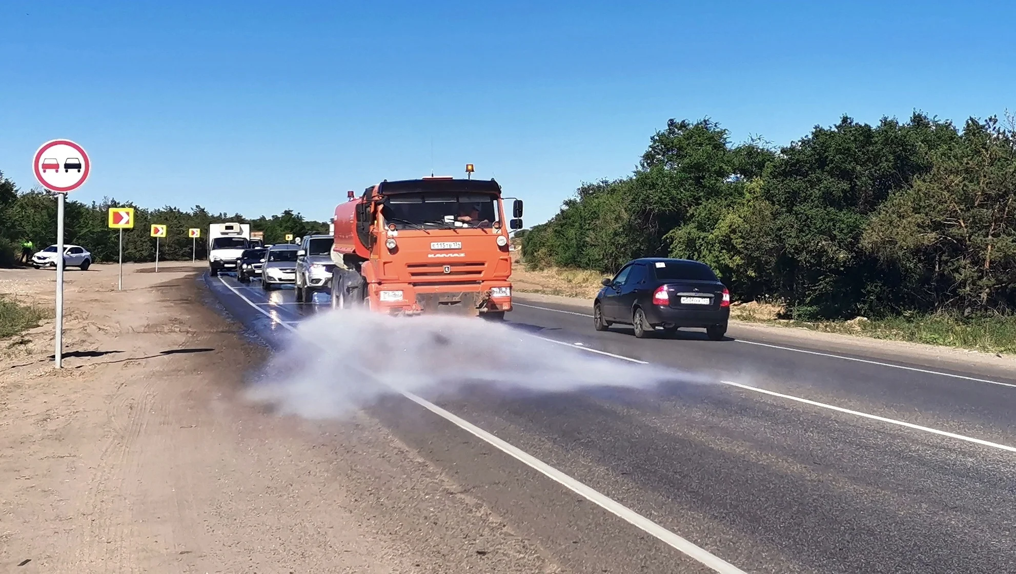 Стало известно, как дорожники борются с адской жарой на М-4 «Дон» в Ростовской области