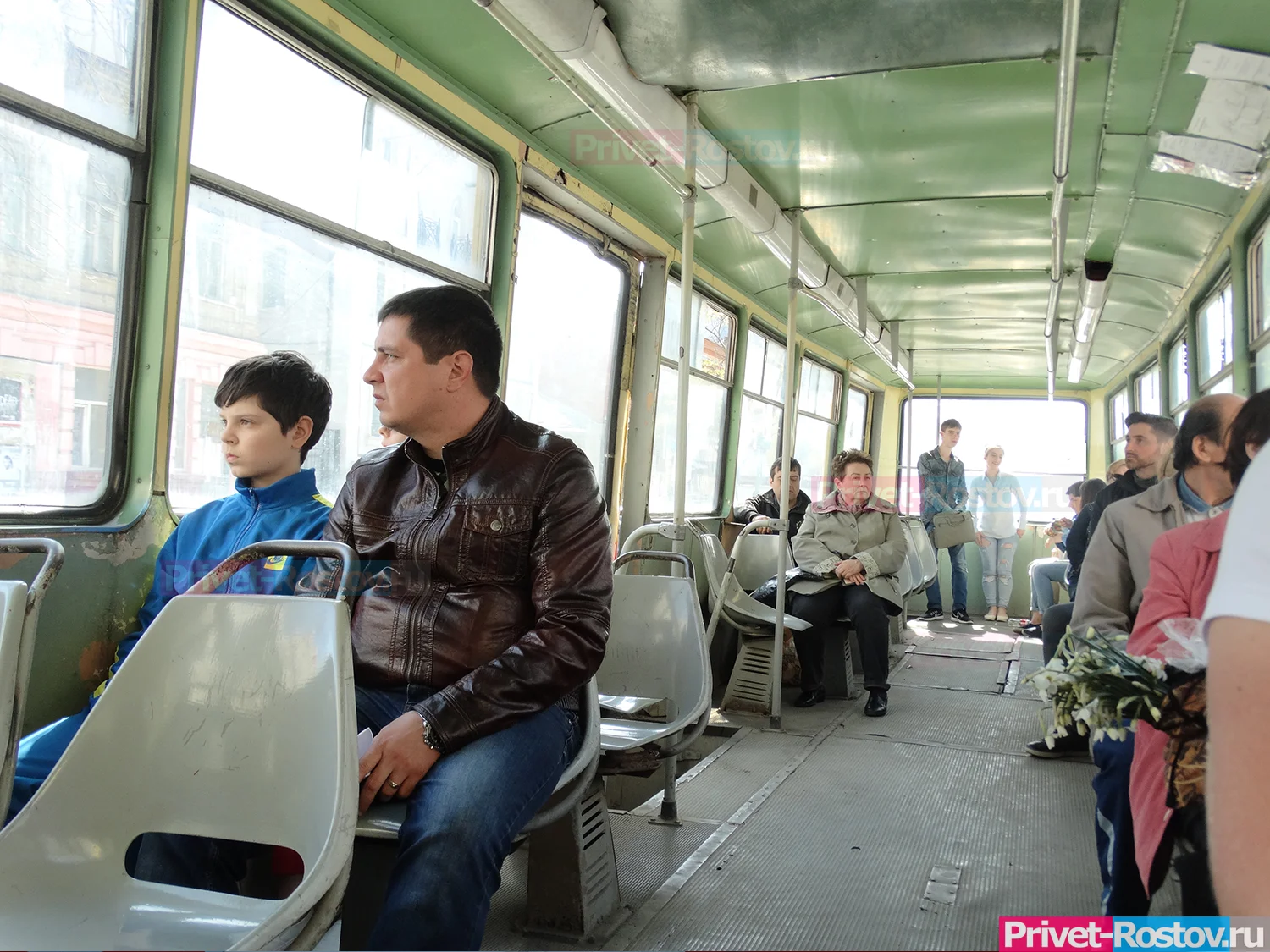 В Таганроге неадекватный пассажир выломал дверь во время поездки в трамвае