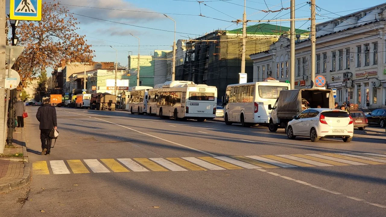 В центре Ростова изменили схему движения для 15 автобусов