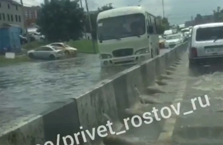 В Ростове во время сильных дождей решили перекрывать не только Малиновского