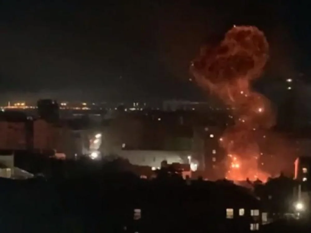 Момент падения беспилотника на Пушкинскую в Ростове попал на видео