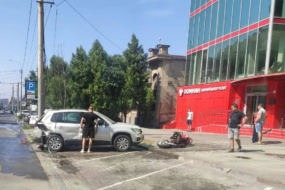 Мотоциклист разбился насмерть в центре Ростова, протаранив автомобиль