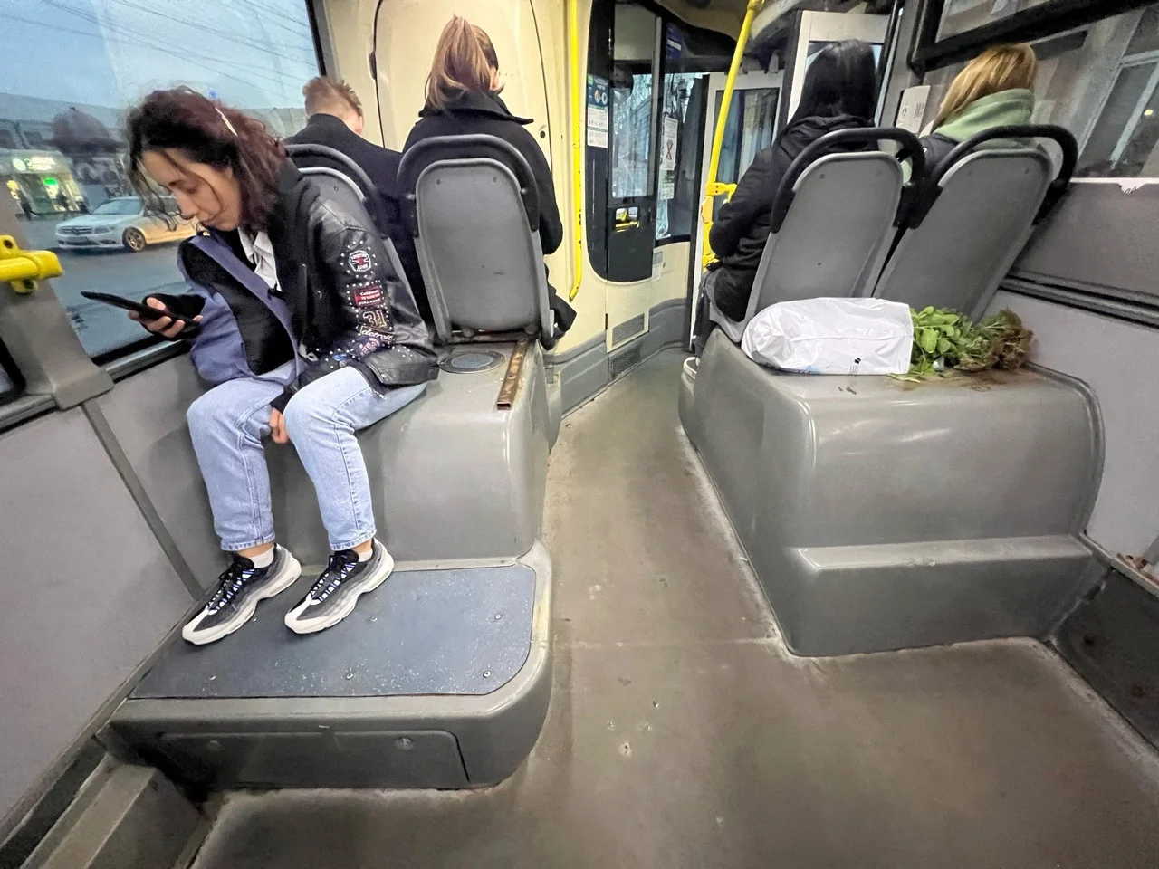 В Ростове из-за недовыпуска из автобусов стали снимать сидения