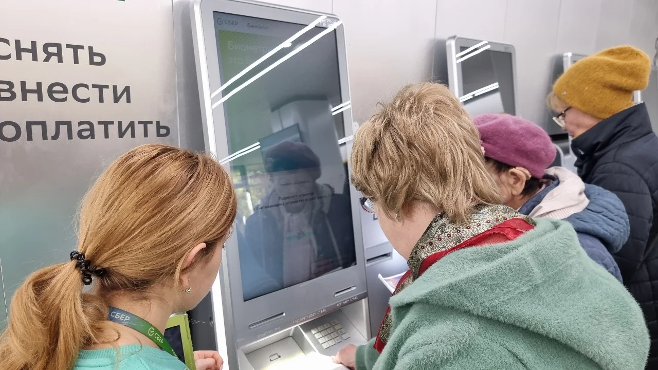 «Мошенники ввели новую схема обмана россиян»: всех около банкоматов просят проявлять повышенную осторожность при снятии денег