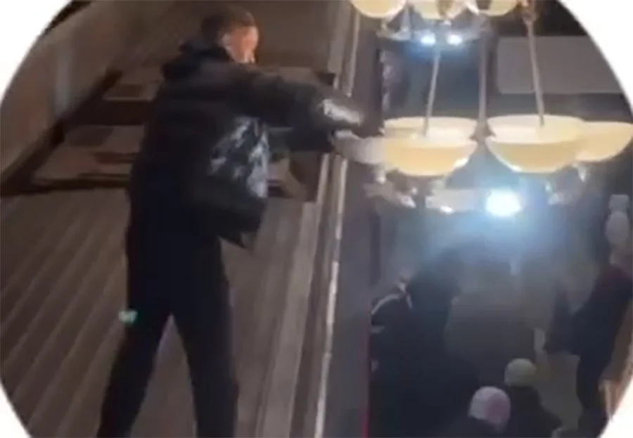В Москве задержали жителя Ростовской области‚ который бегал по крышам поездов метро