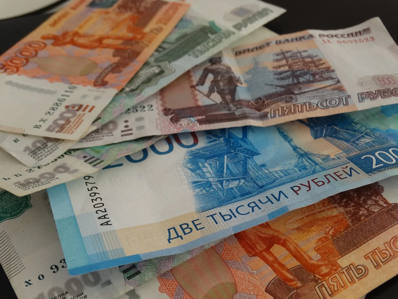 Получат и работающие и неработающие: СФР начал принимать от россиян заявления на выплату 15 тысяч рублей 