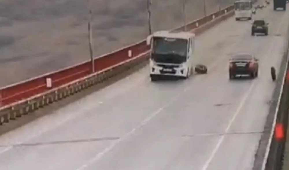 Пассажирский автобус на ходу потерял два колеса в Белой Калитве