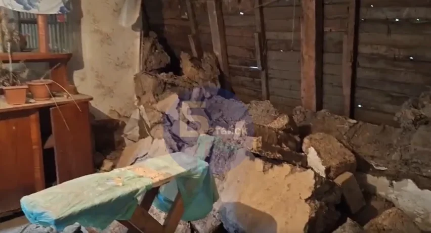 Жилой дом рухнул в Батайске на ул. Половинко, хозяйка чудом не пострадала