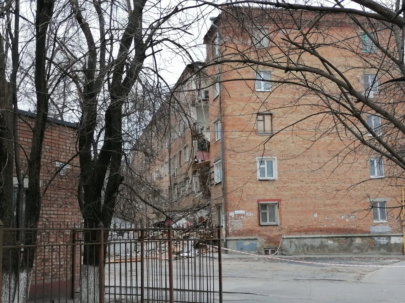 В рухнувшем общежитии на Нариманова в Ростове висят объявлении о продаже комнат