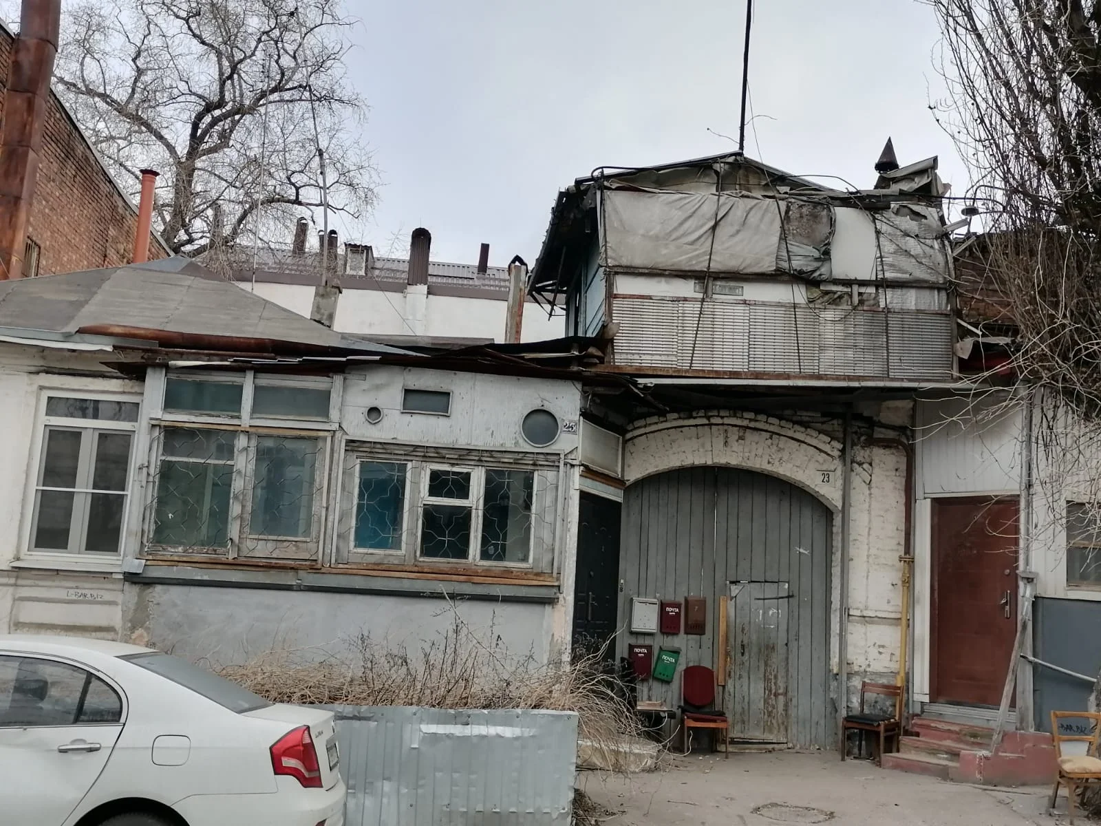 Фантасмагория по-ростовски: жители удивлены домом в Ростове на улице Обороны