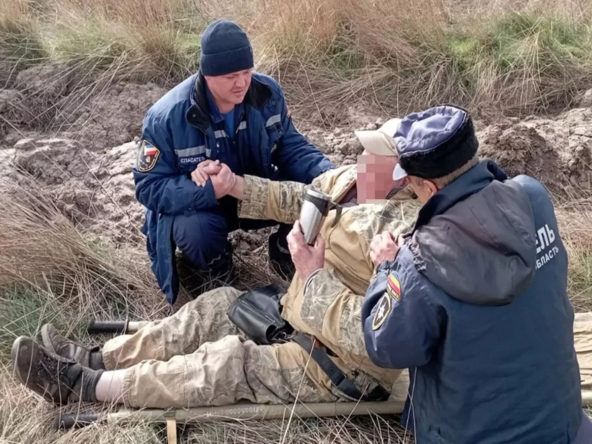 Травмированный рыбак ночь провел в яме в ожидании спасателей в Ростовской области