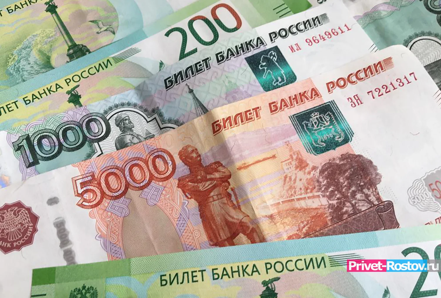 Желающих работать за 240 тысяч рублей в месяц ищут в Ростовской области