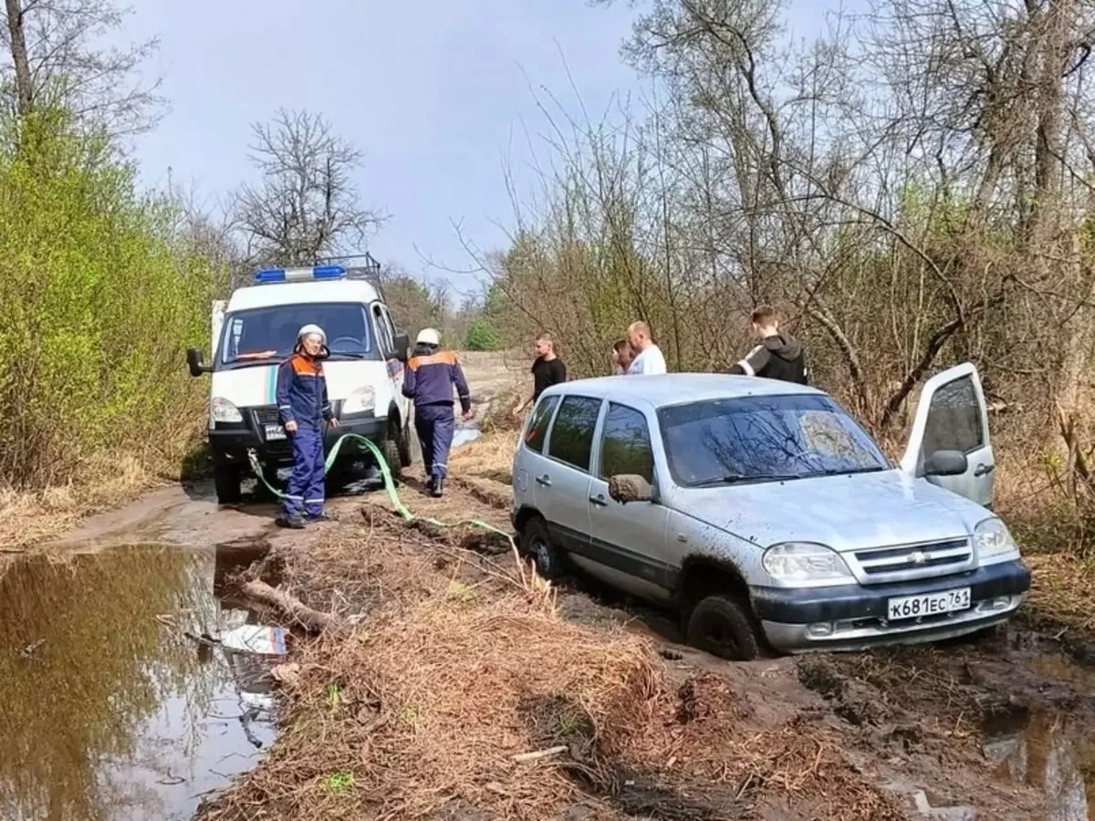 В Ростовской области спасатели пришли на помощь семье, застрявшей на машине в болоте