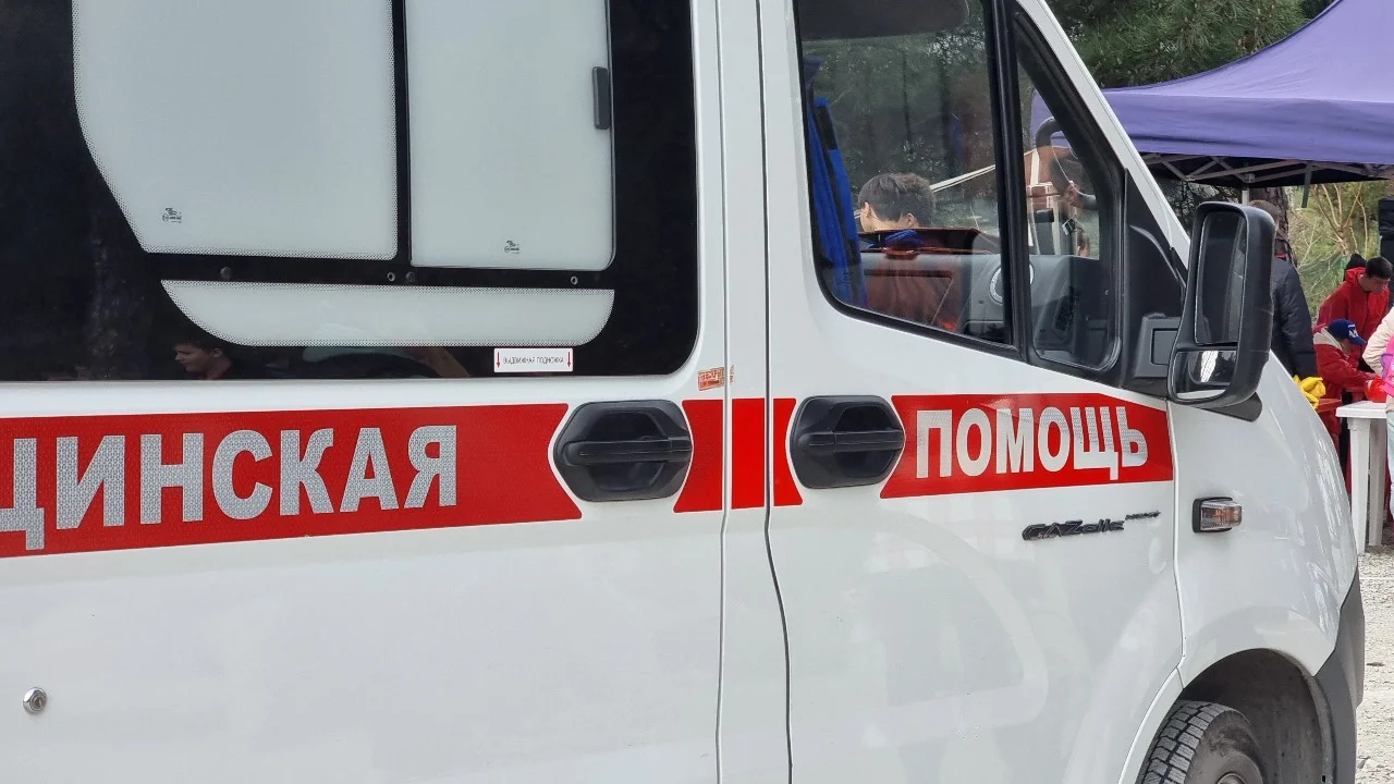 В Ростове мужчина на Lada Vesta протаранил автобус с 74 пассажирами