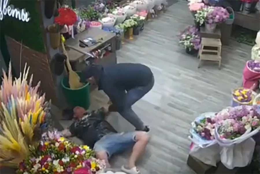 В Ростове торговцы цветами избили жестко воров, пытавшихся украсть букет
