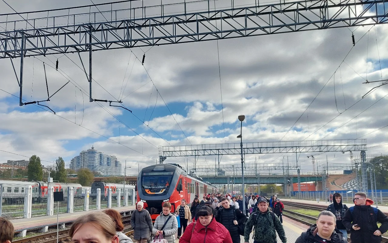 Под Ростовом из-за схода поезда задерживаются на 9 часов идущие на юг поезда
