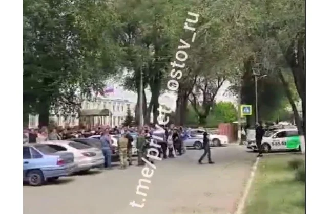 Шестерых мужчин арестовал суд в Батайске после конфликта у школы