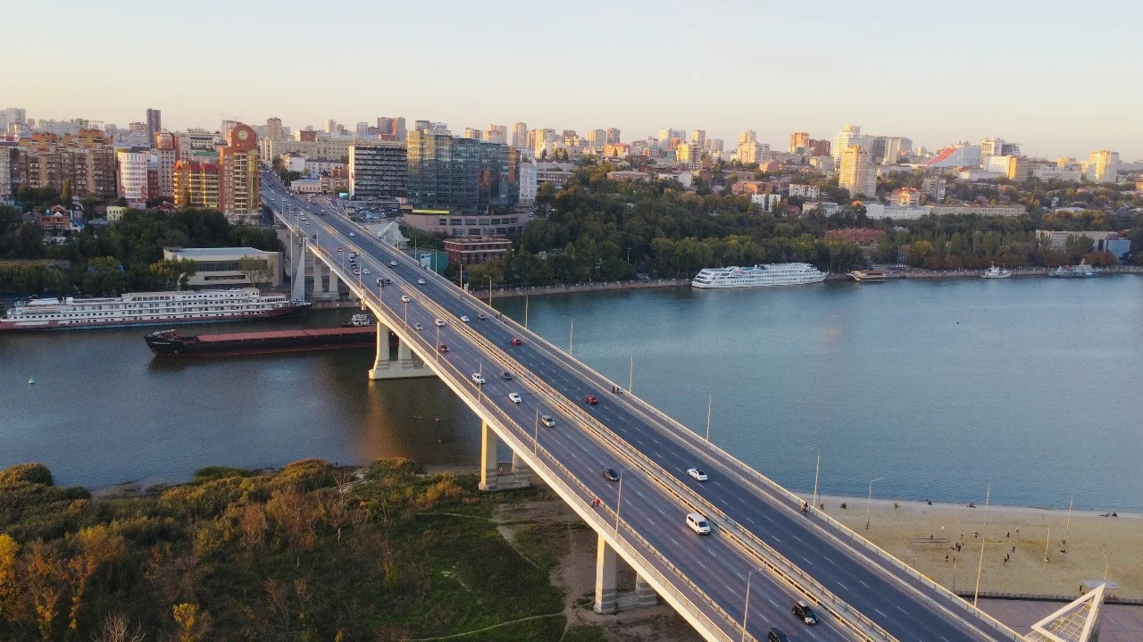 Девочку в Ростове полицейские отговорили прыгать с Ворошиловского моста