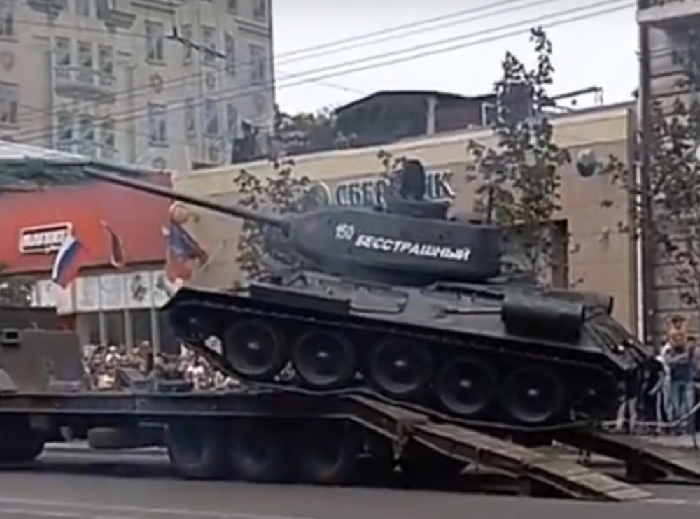 Авария с участием Т-34 произошла в Ростове во время парада