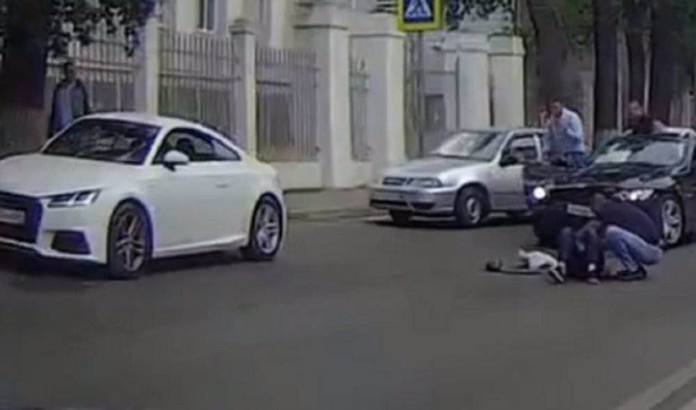 В Ростове автолюбитель сбил на и увез в неизвестном направлении пострадавшую девушку
