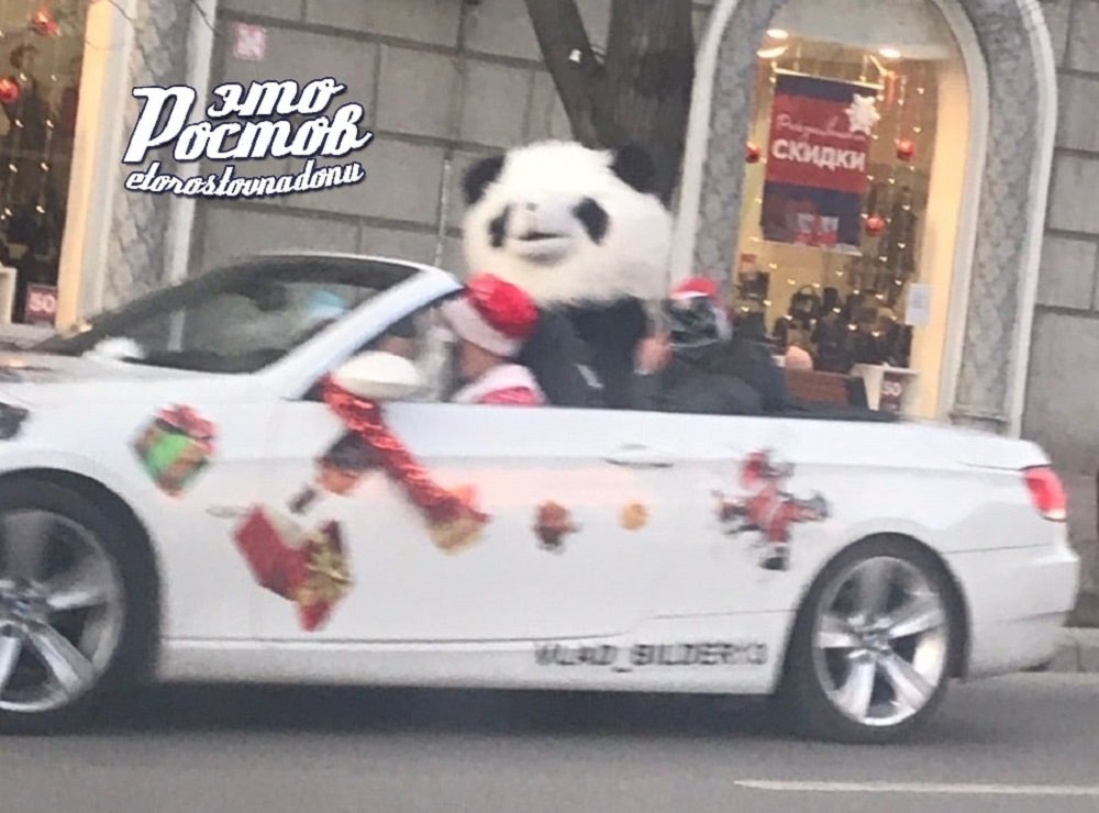 На кабриолете Дед Мороз и панда катаются по Ростову