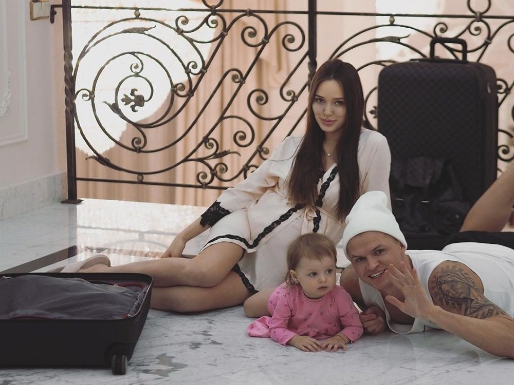 Дмитрий Тарасов на время расстался с беременной женой и ребёнком