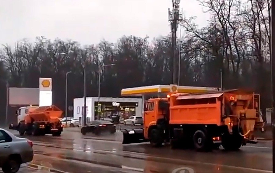 За уборкой невидимого снега застукали коммунальщиков в Ростове