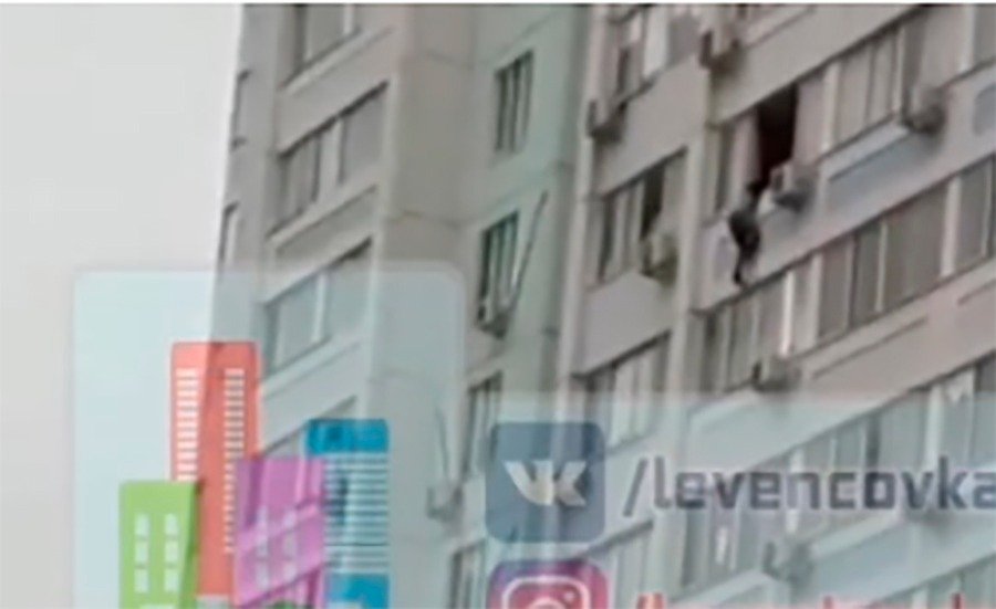 Мужчина пытался выпрыгнуть из окна многоэтажки в Ростове и попал на видео