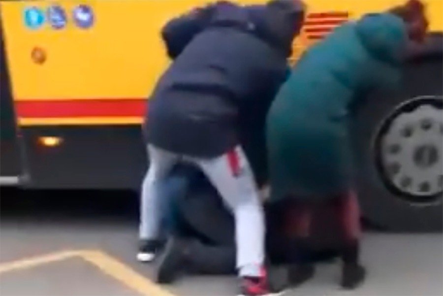 Очевидец: в Ростове водитель 94 автобуса побил мужчину за то, что тот не оплатил проезд
