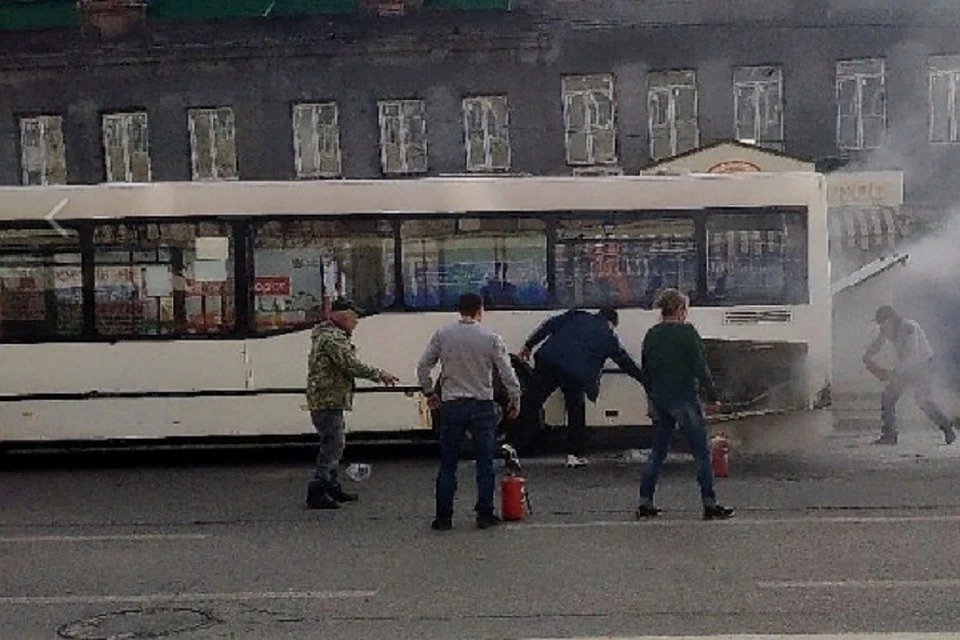 В центре Ростова загорелся автобус с пассажирами