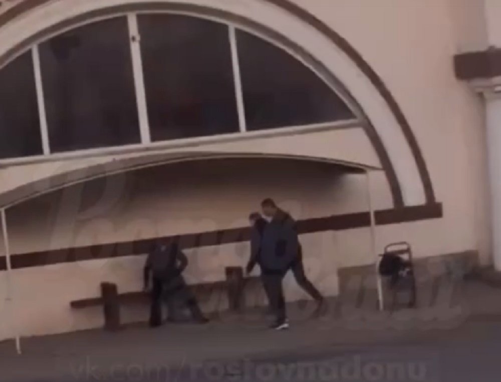 В центре Ростова мужчина бросался на людей с ножом