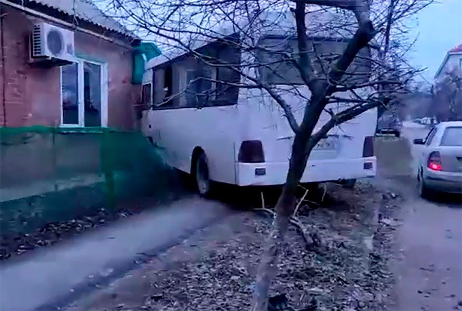 В Таганроге мужчина на угнанной маршрутке протаранил жилой дом