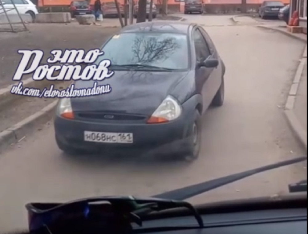 Ростовчанка заблокировала ехавшую на вызов скорую, бросив машину во дворе многоэтажки