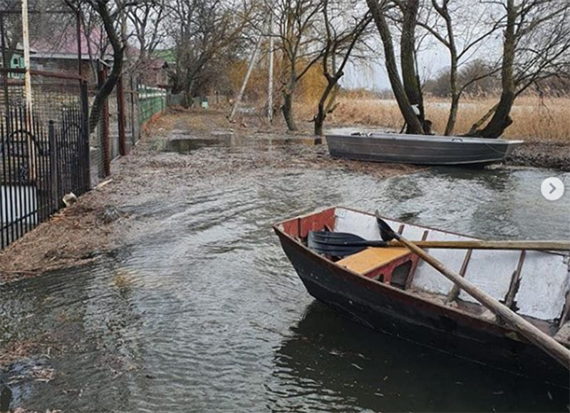 Вода затопила огороды под Ростовом