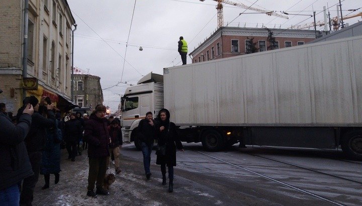 Чтобы выбить долги по зарплате с ростовской фирмы дальнобойщик перекрыл дорогу в Москве