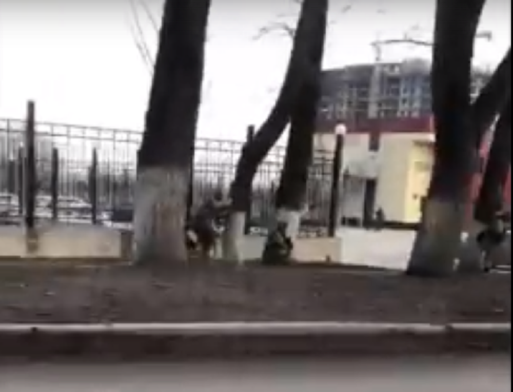 «Как будто держат огневую позицию»: ростовчан напугало скопление военных в бронежилетах с автоматами на Оганова