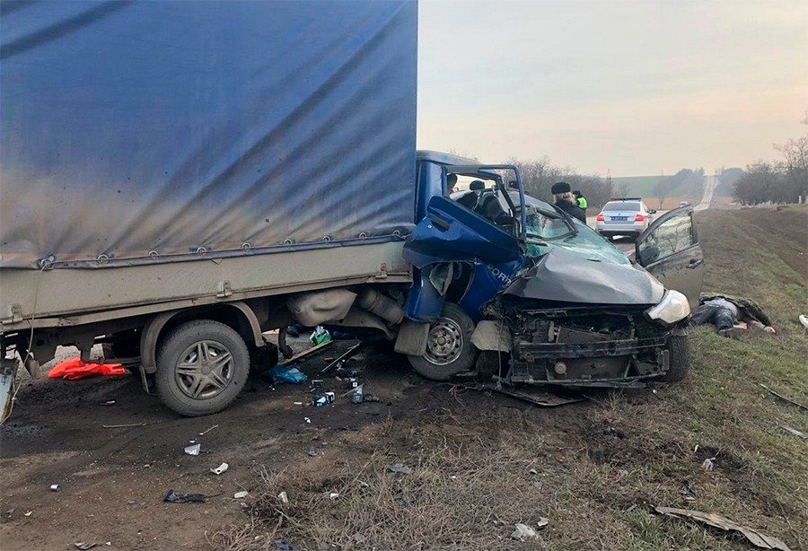 Три человека погибли в аварии между иномаркой и грузовиком под Ростовом