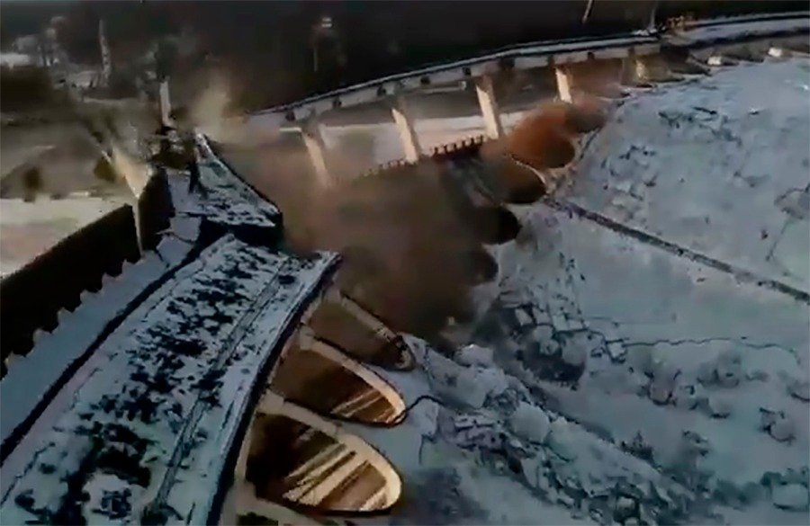 Жуткую гибель рабочего при обрушении крыши сняли на видео в Петербурге