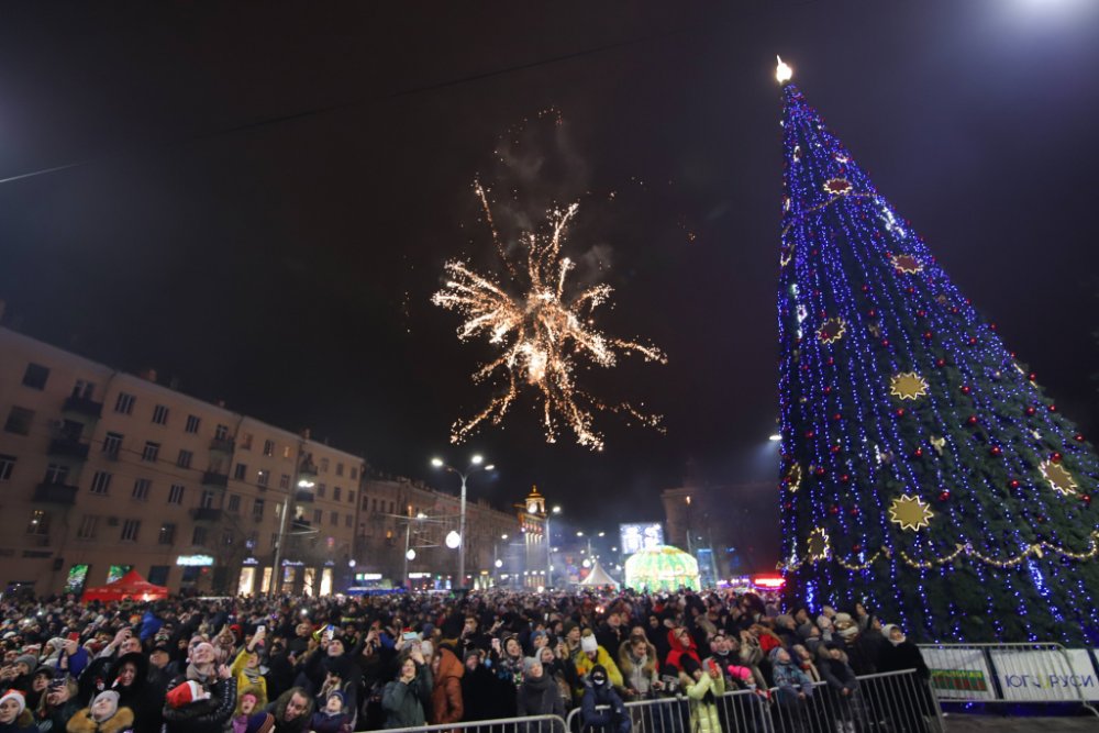Тысячи ростовчан встретили Новый 2020 год в самом центре города