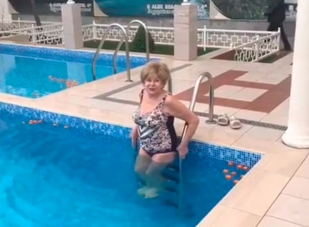Ангелина Вовк удивила поклонников своей фигурой в бассейне с мандаринами