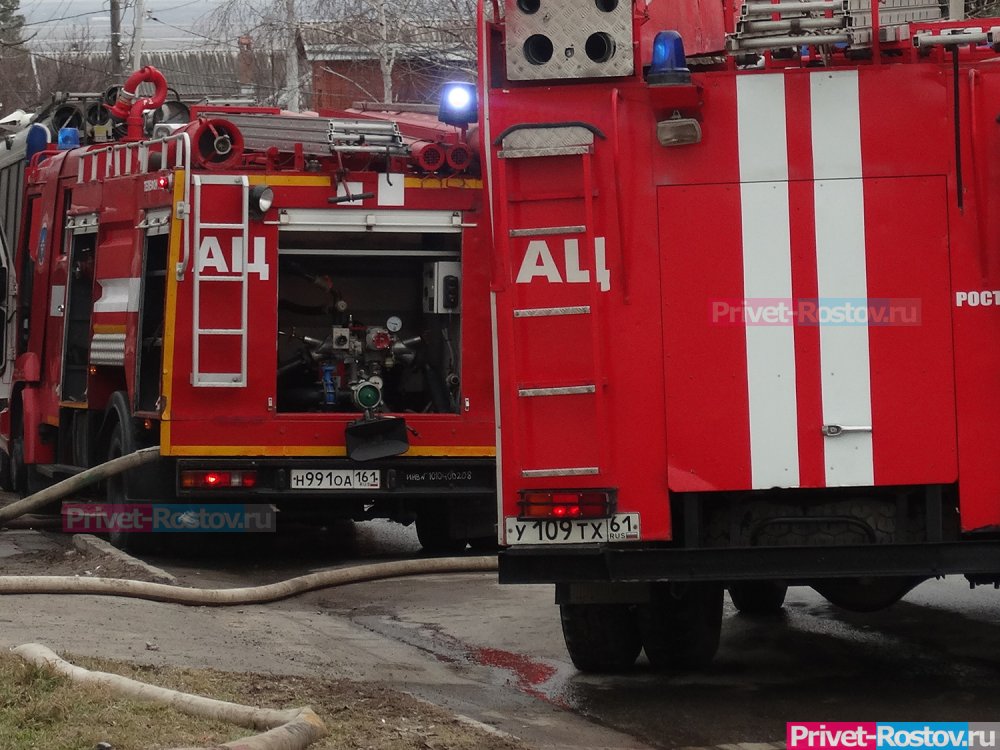 Большой пожар произошел на заброшенном заводе в Новочеркасске