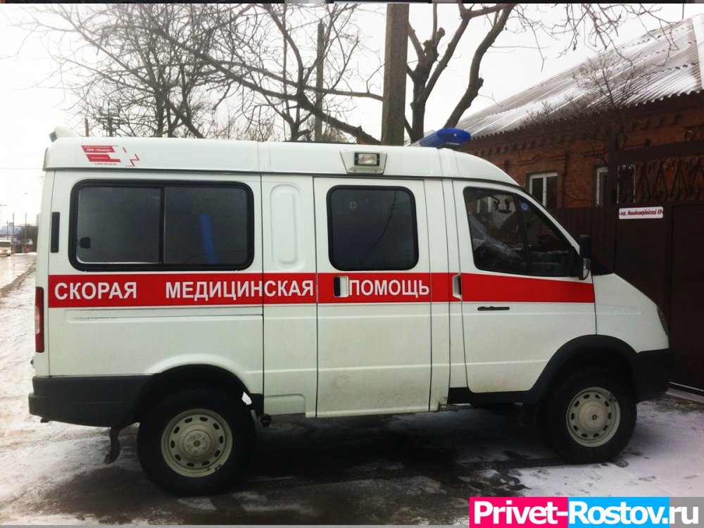 Женщину госпитализировали после столкновения легковушки и грузовика в Сальске