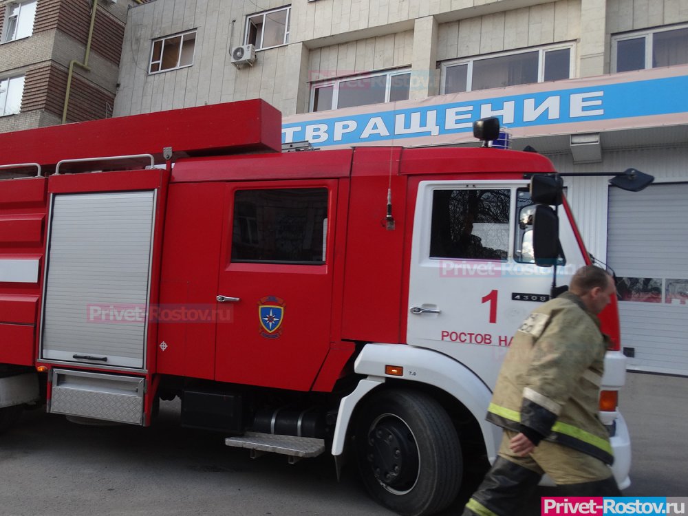 Двухэтажный дом загорелся в Ростове