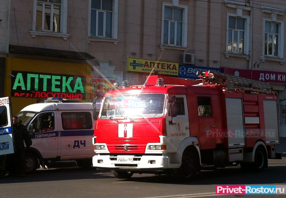 40 человек в Азове тушили большой пожар