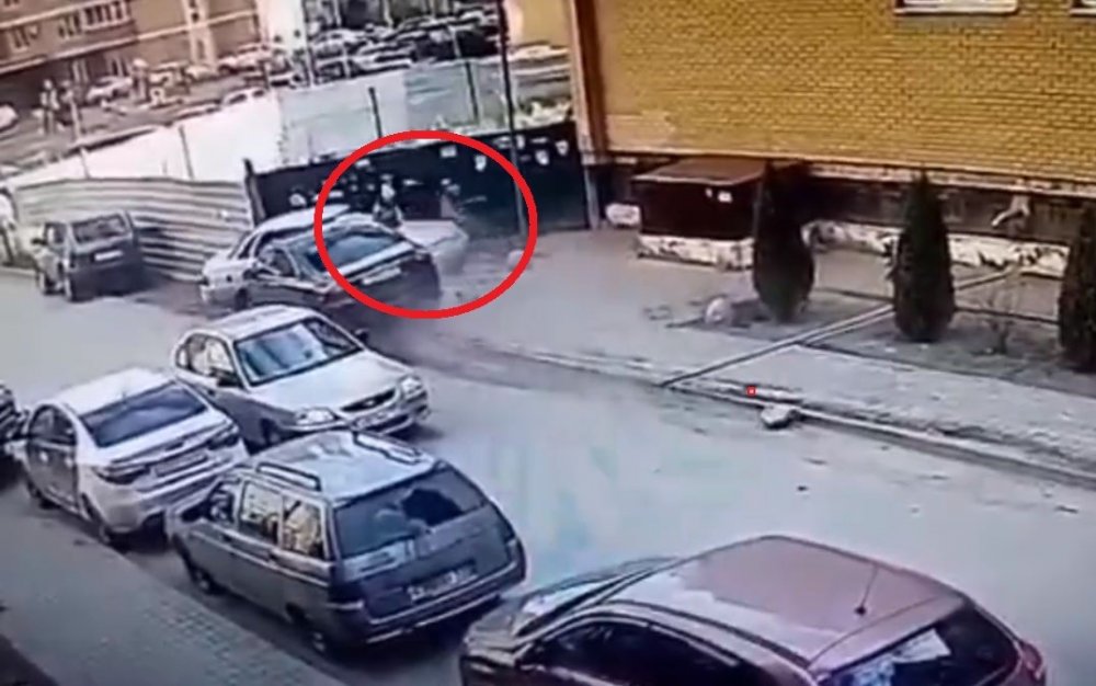 Мужчина на автомобиле с залипшей педалью газа едва не задавил двух подростков в Батайске