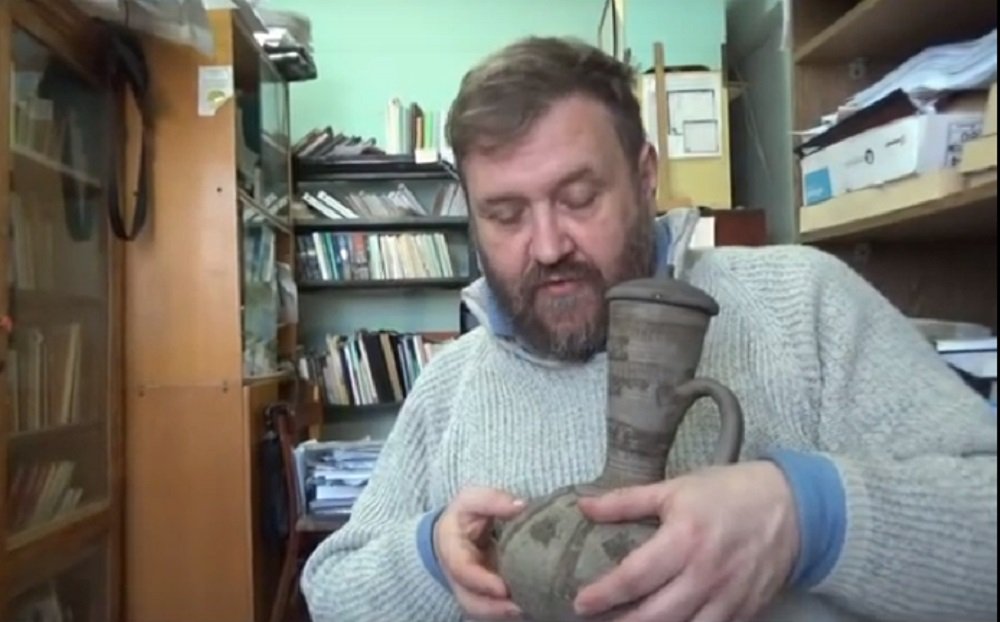 Кувшин со штампованным орнаментом найден археологами при раскопках в Азове