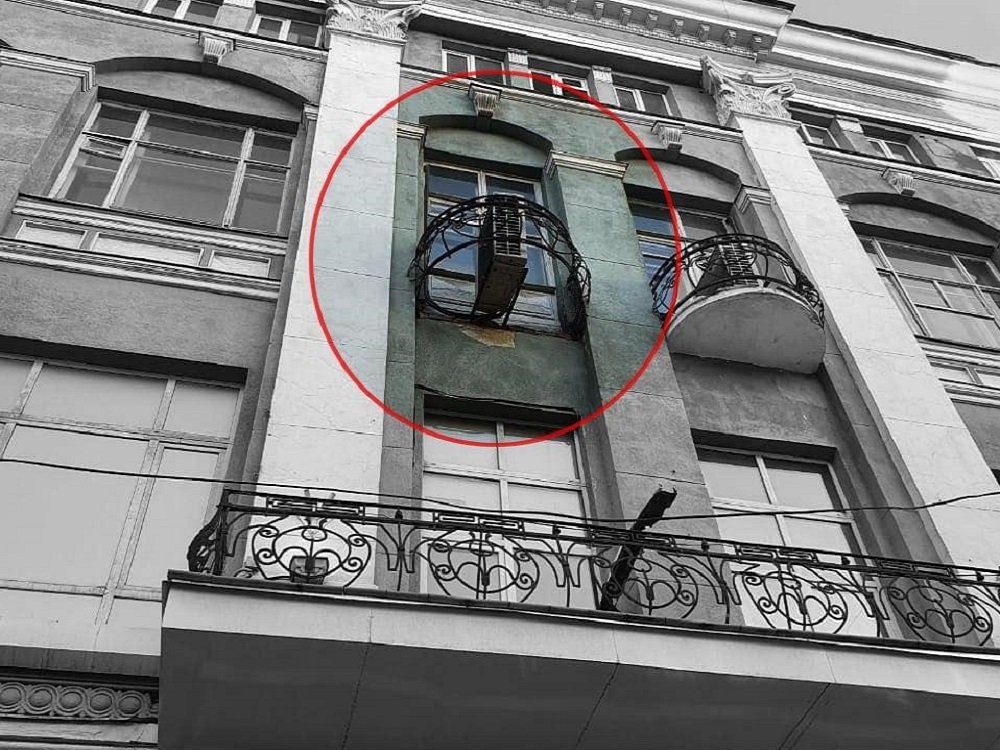 Балкон обрушился со здания в центре Ростова