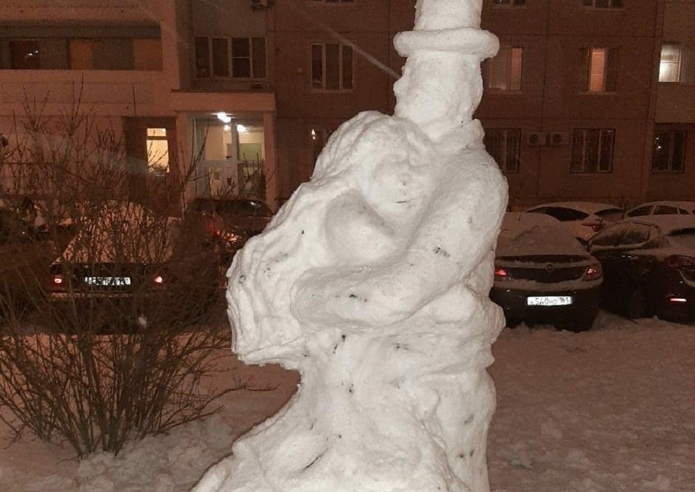 Снежный скульптор с приходом зимы начал радовать ростовчан новыми фигурами